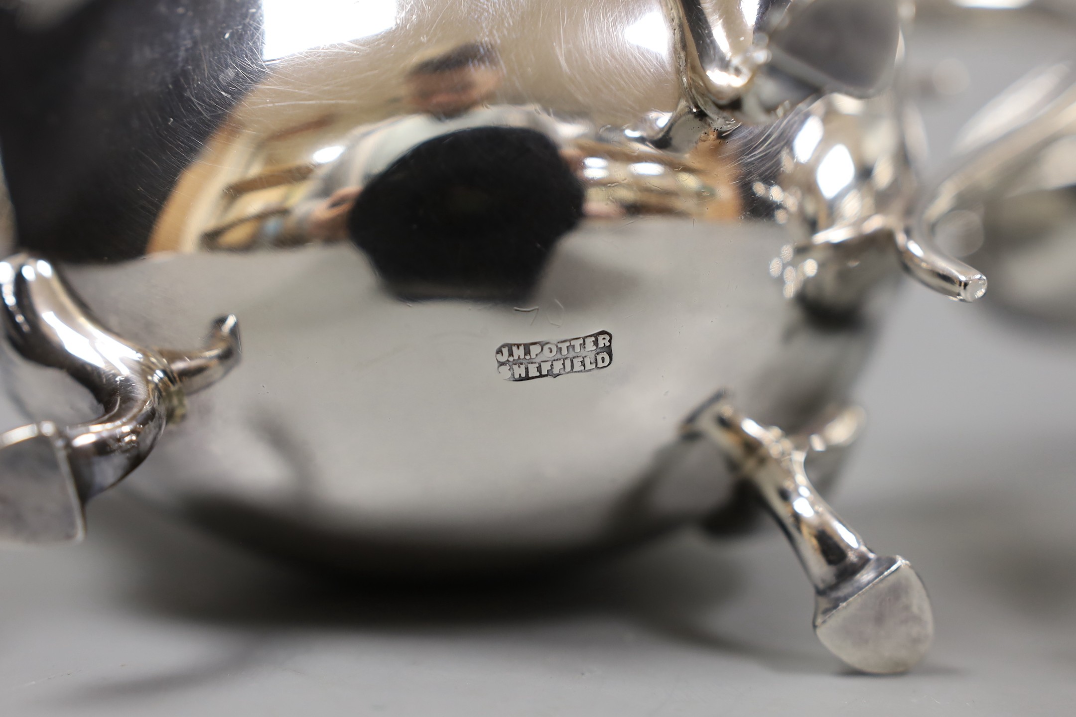 A pair of George V silver sauceboats, John Henry Potter, Sheffield 1930, length 19cm, 17oz.